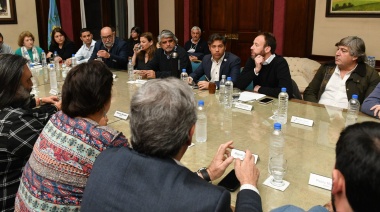 Docentes y estatales piden al Gobierno reabrir la paritaria