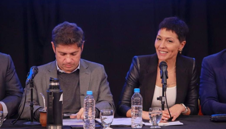 Axel Kicillof se mostró con Mayra Mendoza y apuntó a los fondos "que se robó" Milei