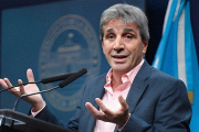 Caputo negó su salida del Gobierno en un cruce por X: "Quedate tranquilo que no voy a renunciar"